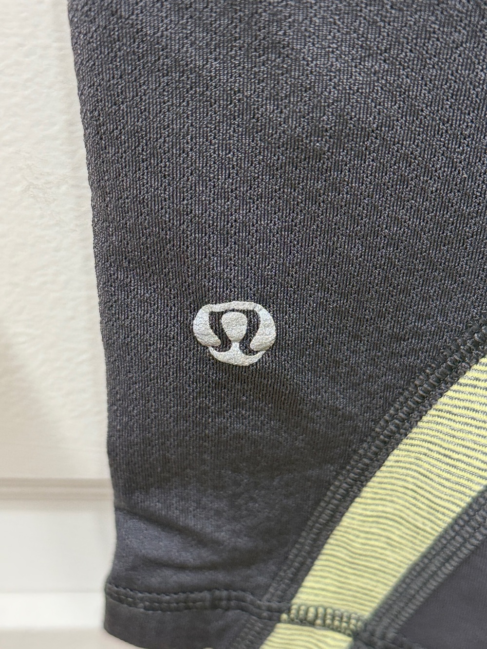 Lululemon Run Crop Leggings Size 6 Charcoal Citron Lime Zip Pocket 21” EUC